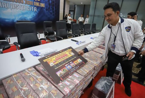 Tumpukan uang senilai Rp61 miliar yang menjadi barang bukti kasus judi online ditampilkan dalam konferensi pers di Mabes Polri, Jakarta, Senin (20/1/2025).