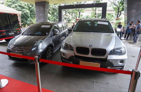 Beberapa unit mobil yang menjadi barang bukti kasus judi online ditampilkan dalam konferensi pers di Mabes Polri, Jakarta, Senin (20/1/2025).