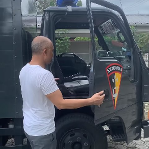 Berkaus Oblong Putih Masuk Polda