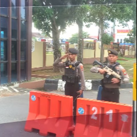 Berkaus Oblong Putih Masuk Polda