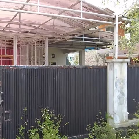 Penuh Kenangan, Potret Rumah Sule Terbengkalai Akan Dijual