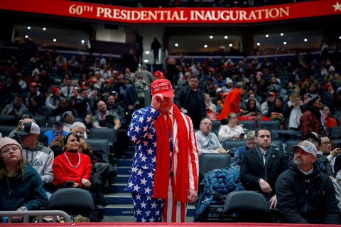 Seorang pendukung berpose sebelum menyaksikan siaran langsung upacara pelantikan Donald Trump sebagai Presiden ke-47 Amerika Serikat di dalam arena Capital One, Washington DC, Amerika Serikat, pada Senin (20/1/2025).