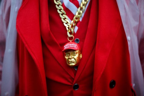 Atribut yang dikenakan pendukung saat menyaksikan siaran langsung upacara pelantikan Donald Trump sebagai Presiden ke-47 Amerika Serikat di dalam arena Capital One, Washington DC, Amerika Serikat, pada Senin (20/1/2025).