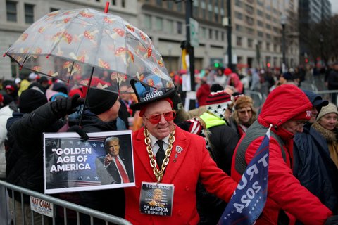 Seorang pendukung tampil nyentrik sebelum menyaksikan siaran langsung upacara pelantikan Donald Trump sebagai Presiden ke-47 Amerika Serikat di dalam arena Capital One, Washington DC, Amerika Serikat, pada Senin (20/1/2025).