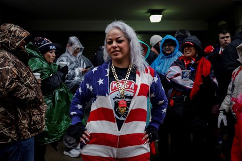 Seorang pendukung berpose sebelum menyaksikan siaran langsung upacara pelantikan Donald Trump sebagai Presiden ke-47 Amerika Serikat di dalam arena Capital One, Washington DC, Amerika Serikat, pada Senin (20/1/2025).