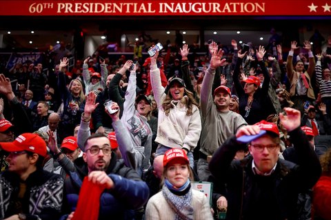 Sejumlah pendukung bersorak saat menyaksikan siaran langsung upacara pelantikan Donald Trump sebagai Presiden ke-47 Amerika Serikat di dalam arena Capital One, Washington DC, Amerika Serikat, pada Senin (20/1/2025).