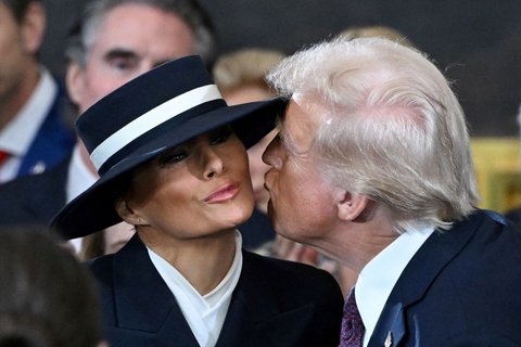 Donald Trump mencoba mencium istrinya, Melania Trump, saat tiba di upacara pelantikannya sebagai Presiden ke-47 Amerika Serikat di Rotunda Gedung Capitol AS, Washington, pada Senin (20/1/2025).