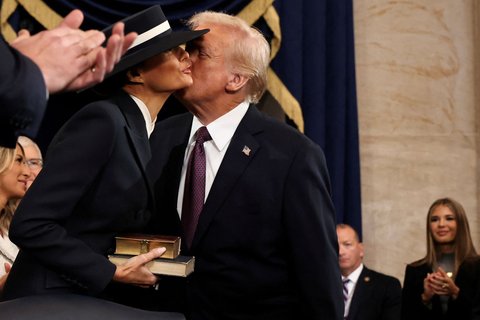 Dalam momen pelantikan tersebut, Melania Trump bertindak sebagai pembawa Al Kitab yang digunakan Donald Trump selama mengucap sumpah dan janji sebagai Presiden Amerika Serikat.