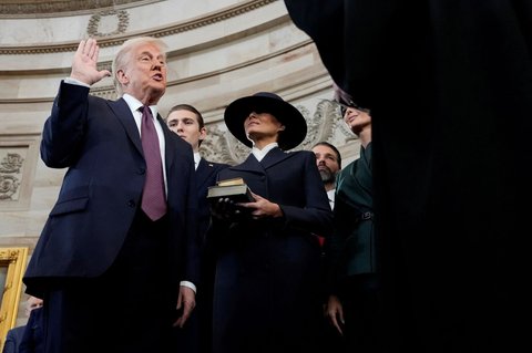 Sembari mengangkat tangan kanannya, Trump berjanji akan menjaga, melindungi, dan membela konstitusi Amerika Serikat.