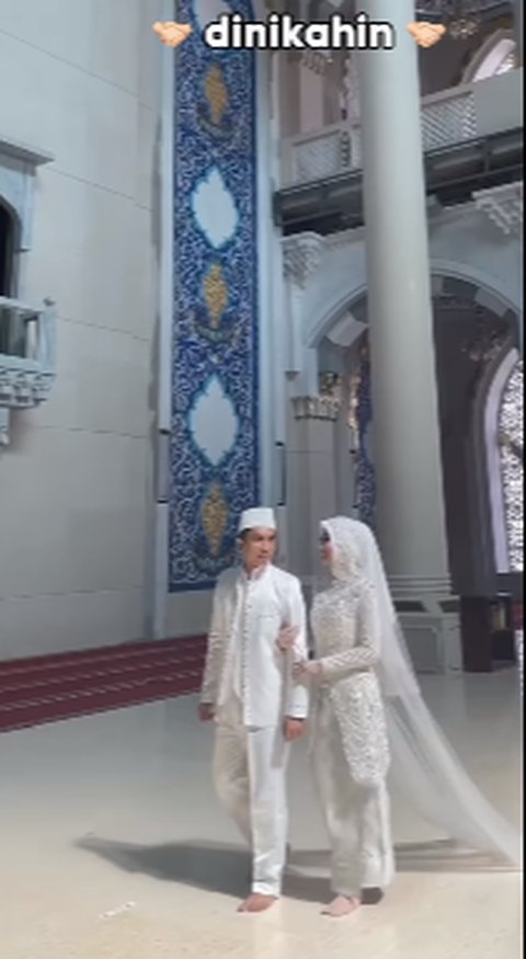 Terpaut Jarak Usia Jauh