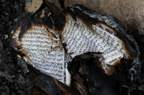 Kondisi lembaran kitab suci Al Quran yang hangus akibat kebakaran di permukiman padat kawasan Jalan Kemayoran Gempol, Kemayoran, Jakarta, Selasa (21/1/2025).