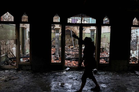 Warga mengais sisa-sisa barang di rumahnya yang ludes akibat kebakaran di permukiman padat kawasan Jalan Kemayoran Gempol, Kemayoran, Jakarta, Selasa (21/1/2025).