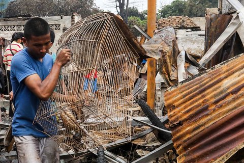 Warga mengais sisa-sisa barang di rumahnya yang ludes akibat kebakaran di permukiman padat kawasan Jalan Kemayoran Gempol, Kemayoran, Jakarta, Selasa (21/1/2025).