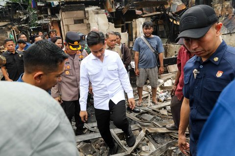 Wakil Presiden Gibran Rakabuming Raka meninjau lokasi kebakaran permukiman padat di Jalan Kemayoran Gempol, Kemayoran, Jakarta, Selasa (21/1/2025).