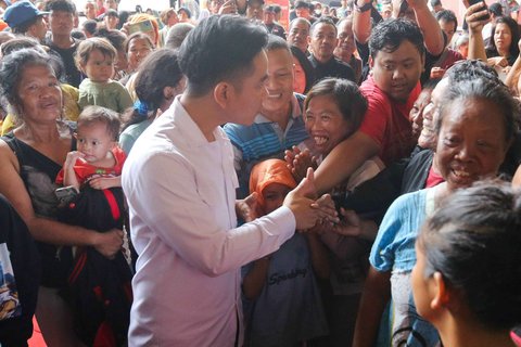 Wapres Gibran Rakabuming Raka menemui korban terdampak kebakaran Kemayoran yang mengungsi di lapangan Polres Metro Jakarta Pusat, Jakarta, Selasa (21/1/2025).