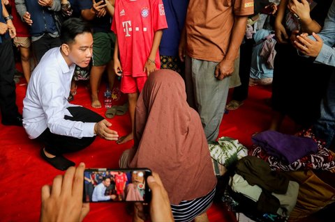 Wapres Gibran Rakabuming Raka menemui korban terdampak kebakaran Kemayoran yang mengungsi di lapangan Polres Metro Jakarta Pusat, Jakarta, Selasa (21/1/2025).