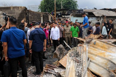 Wapres Gibran Rakabuming Raka meninjau lokasi kebakaran permukiman padat di Jalan Kemayoran Gempol, Kemayoran, Jakarta, Selasa (21/1/2025).