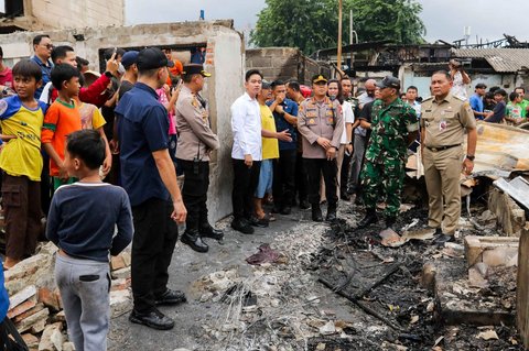 Wapres Gibran Rakabuming Raka meninjau lokasi kebakaran permukiman padat di Jalan Kemayoran Gempol, Kemayoran, Jakarta, Selasa (21/1/2025).