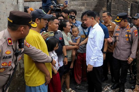 Wapres Gibran Rakabuming Raka berbincang dengan warga saat meninjau lokasi kebakaran permukiman padat di Jalan Kemayoran Gempol, Kemayoran, Jakarta, Selasa (21/1/2025).