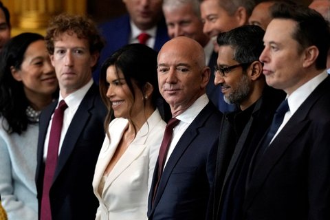 Dari kanan-kiri: CEO Tesla dan SpaceX Elon Musk, CEO Google Sundar Pichai, pendiri Amazon Jeff Bezos dan pasangannya, Lauren Sanchez, serta CEO Meta Mark Zuckerberg dan istrinya, Priscilla Chan ketika menghadiri pelantikan Donald Trump sebagai Presiden ke-47 Amerika Serikat (AS) di Rotunda Gedung Capitol AS, Washington, AS, pada Senin (20/1/2025).