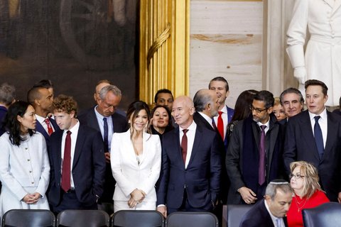 CEO Tesla dan SpaceX Elon Musk, CEO Google Sundar Pichai, pendiri Amazon Jeff Bezos dan pasangannya, Lauren Sanchez, serta CEO Meta Mark Zuckerberg dan istrinya, Priscilla Chan ketika menghadiri pelantikan Donald Trump sebagai Presiden ke-47 Amerika Serikat (AS) di Rotunda Gedung Capitol AS, Washington, AS, pada Senin (20/1/2025).