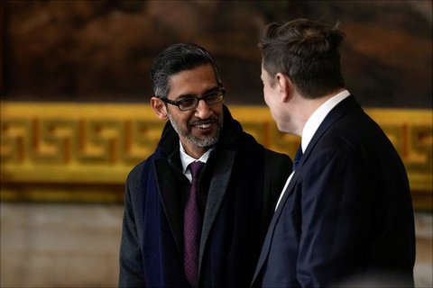 CEO Tesla dan SpaceX Elon Musk berbincang dengan CEO Google Sundar Pichai saat menghadiri pelantikan Donald Trump sebagai Presiden ke-47 Amerika Serikat (AS) di Rotunda Gedung Capitol AS, Washington, AS, pada Senin (20/1/2025).