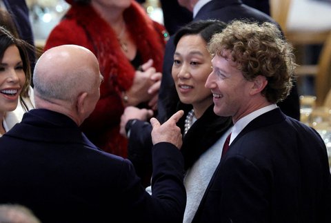Pendiri Amazon Jeff Bezos berbincang dengan CEO Meta Mark Zuckerberg saat menghadiri pelantikan Donald Trump sebagai Presiden ke-47 Amerika Serikat (AS) di Rotunda Gedung Capitol AS, Washington, AS, pada Senin (20/1/2025).