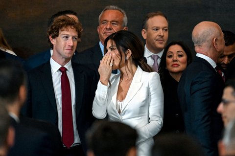 CEO Meta Mark Zuckerberg berbincang dengan Lauren Sanchez, pasangan Jeff Bezos, saat menghadiri pelantikan Donald Trump sebagai Presiden ke-47 Amerika Serikat (AS) di Rotunda Gedung Capitol AS, Washington, AS, pada Senin (20/1/2025).