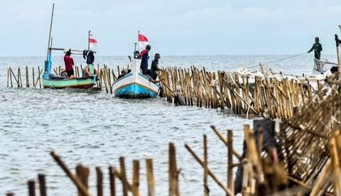 Menteri Kelautan dan Perikanan, Sakti Wahyu Trenggono, memastikan para pelaku pemasangan pagar laut ilegal sepanjang 30,16 kilometer di perairan Tangerang akan didenda dan diproses hukum sesuai peraturan yang berlaku.