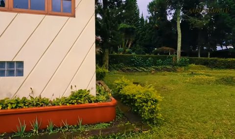 Potret Rumah Mewah Nia Daniaty Sudah 2 Tahun Tak Dihuni, Terawat Baik & Tamannya Sangat Luas Bisa Untuk Main Bola