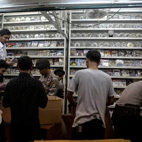 Petugas memeriksa tempat produksi VCD dan DVD bajakan di Plaza Glodok, Jakarta, Rabu (24/6). Penggerebekan dilakukan karena pabrik sekaligus tempat penjualan DVD terbesar di DKI Jakarta it