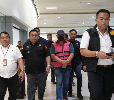 Foto Penjemputan dan Penahanan Tersangka HAT Terkait Perkara Korupsi Impor Gula