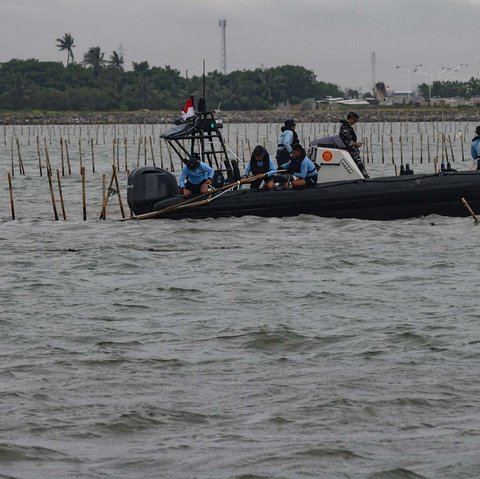 Pasukan TNI AL dan nelayan saat membongkar pagar laut di perairan Tanjung Pasir, Tangerang, Banten, pada Rabu (22/1/2024). Pembongkaran pagar laut&nbsp;ini melibatkan sebanyak 3.000 personel&nbsp;TNI AL, Kementerian Kelautan dan Perikanan (KKP), beserta nelayan.