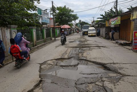 Sejumlah kendaraan melewati kondisi jalan yang rusak parah di Jalan Raya Tanjung Pasir, Tangerang, Banten, Rabu (22/01/2025).