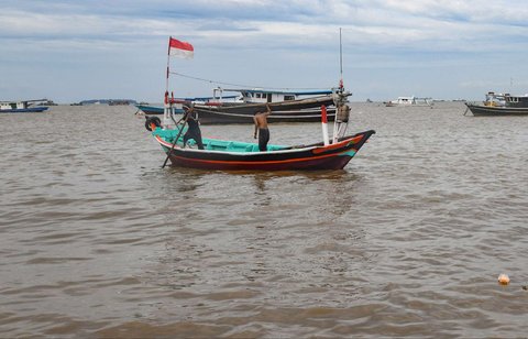 Perahu nelayan, yang telah direkondisi, dibawa kembali ke lautan di Kampung Nelayan Tanjung Pasir, Tangerang, Banten, Rabu (22/1/2025).