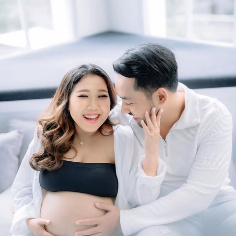 Kiky Saputri Maternity Shoot (instagram/kikysaputrii/windrafotografi).