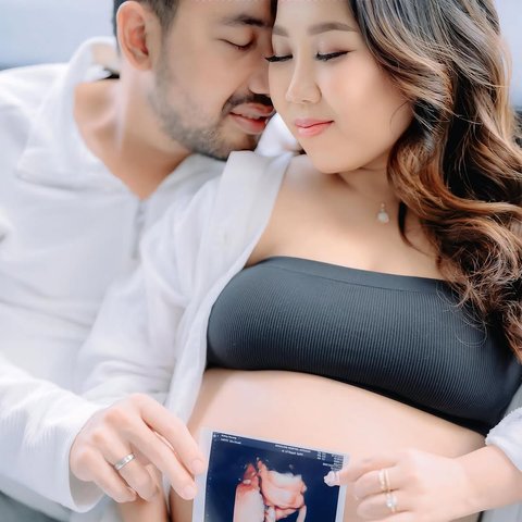 Kiky Saputri Maternity Shoot (instagram/kikysaputrii/windrafotografi).