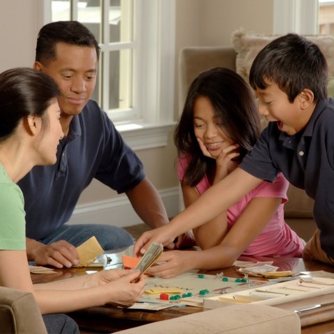 Ilustrasi kebersamaan keluarga, keluarga bermain bersama. (Photo by National Cancer Institute on Unsplash)