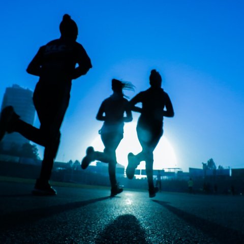 Ilustrasi olahraga di malam hari. (Photo by Fitsum Admasu on Unsplash)