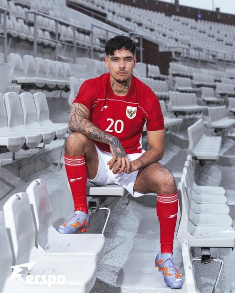 Selain itu, Erspo juga kembali menggunakan celana berwarna putih, sebuah identitas yang sudah cukup lama tidak terlihat pada seragam Timnas Indonesia.