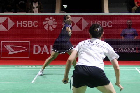 Pebulutangkis tunggal putri Indonesia, Gregoria Mariska Tunjung saat menghadapi wakil China Taipei, Lin Hsiang-Ti pada babak 16 besar Indonesia Masters 2025 di Istora Senayan, Jakarta, Kamis (23/1/2025).