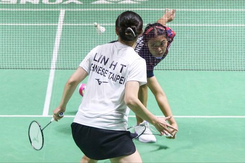 Pebulutangkis tunggal putri Indonesia, Gregoria Mariska Tunjung saat menghadapi wakil China Taipei, Lin Hsiang-Ti pada babak 16 besar Indonesia Masters 2025 di Istora Senayan, Jakarta, Kamis (23/1/2025).