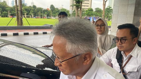 Hindari Wartawan, Menteri Satryo Bungkam Usai 3 Jam Rapat dengan DPR soal Demo Pegawainya