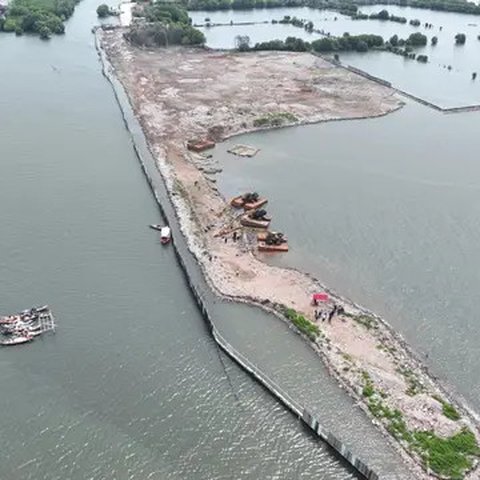Sebuah video viral memperlihatkan aktivitas pemagaran laut di wilayah Kabupaten Bekasi, Jawa Barat. (Foto: Istimewa/Tangkapan Layar Akun TikTok @riesamsadewa)