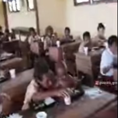 Pilunya Ucapan Bocah SD saat Santap Makan Bergizi Gratis di Papua