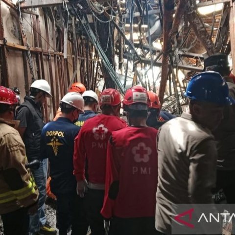 Satu jenazah tak dikenal ditemukan di lantai 8 Glodok Plaza, Jakarta Barat, Selasa sore, menambah jumlah kantong jenazah yang dievakuasi menjadi sembilan, terkait kebakaran yang terjadi pada 15 Januari 2024.