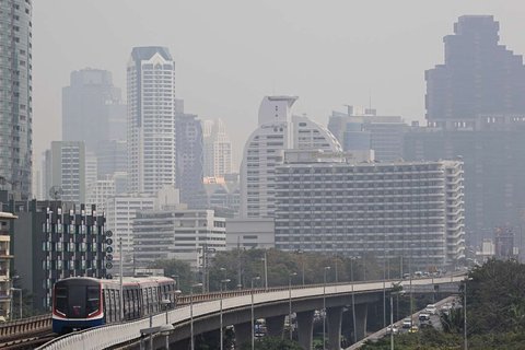 Kereta layang melintas ketika polusi udara tingkat tinggi tampak menyelimuti gedung-gedung bertingkat di Ibu Kota Bangkok, Thailand, pada Jumat (24/1/2025).