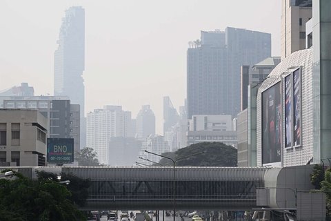 Pemandangan polusi udara tingkat tinggi tampak menyelimuti gedung-gedung bertingkat di Ibu Kota Bangkok, Thailand, pada Jumat (24/1/2025).