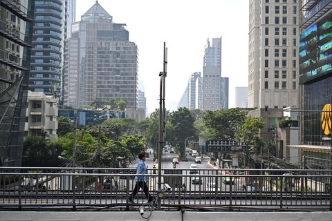 Seorang warga mengenakan masker pelindung ketika polusi udara tingkat tinggi tampak menyelimuti Ibu Kota Bangkok, Thailand, pada Jumat (24/1/2025).