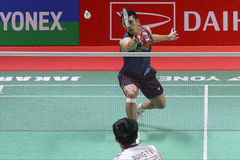 Tunggal putra Indonesia Jonatan Christie saat  mengalahkan Wakil Chinese Taipei Wang Tzu Wei dengan dua game langsung di Istora Senayan, Sabtu (25/1/2025) sore WIB.